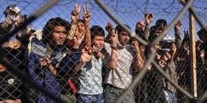 Διεθνής Αμνηστία: Επικίνδυνες οι τακτικές των ελληνικών αρχών για την απώθηση τω