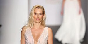 Η Βικτώρια Καρύδα στην πασαρέλα/Φωτογραφία: ΝDP Photo