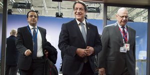 Συνοδεύεται από τη σύζυγό του Άντρη