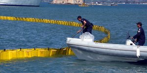 Τοποθετήθηκε πλωτό φράγμα γύρω από το προσαραγμένο πλοίο