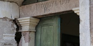 Δεκάδες «κόκκινα» κτίρια στη Βρίσα