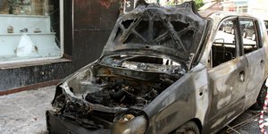 Σχεδόν κάθε βράδυ και ένα καμένο αυτοκίνητο