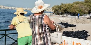 Κατοικοι και τουρίστες παρακολουθούν τις εργασίες στη Γλυφάδα
