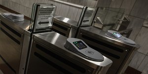 Καταργεί ουσιαστικά το δικαίωμα της ανώνυμης μετακίνησης των επιβατών