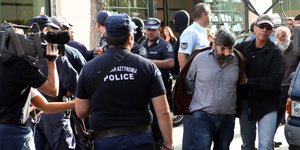 Τον δρόμο για τη φυλακή πήραν και οι 7 συλληφθέντες (Φωτογραφία: EUROKINISSI/ΣΤΕΛΙΟΣ ΡΑΠΑΝΗΣ)