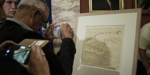 Σχέδιο σε χαρτί με κάρβουνο και πενάκι