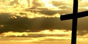 Σταύρωσαν 19χρονη για να την εξορκίσουν – Ο σύντροφός της και άλλοι τρεις την βα