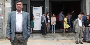 Αρχή με την πλ. Θεάτρο και ακολουθούν τα καταστήματα στη Στοά Εμπόρων