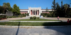 Πειραματικές ανασυνθέσεις ενδυμασιών εμπνευσμένες από τη Μινωική Κρήτη