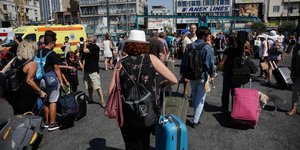 Το αδιαχώρητο στο λιμάνι του Πειραιά -Φωτογραφία: EUROKINISSI/ΣΤΕΛΙΟΣ ΜΙΣΙΝΑΣ