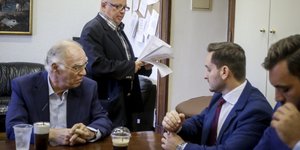 «Να χαμηλώσουμε τους τόνους»
