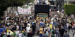 Δεν πρόλαβε να εκλεγεί και τη «διώχνουν» ξανά -«Ντίλμα φύγε» φωνάζουν οι Βραζιλι