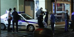 Εξω από το σημέιο της επίθεσης στην Ομόνοια