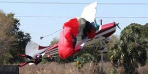 Αλεξιπτωτιστής μπλέχτηκε με αεροπλάνο -Κατέληξαν και οι δύο στο έδαφος [εικόνες]