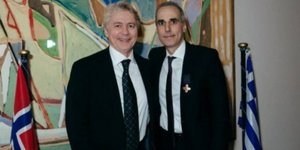 Δεξιά ο δικηγόρος Γιάννης Σαραντίτης