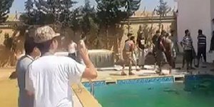 Αντάρτες έκαναν πάρτι στην αμερικανική πρεσβεία στη Λιβύη -Χάος και βουτιές στην