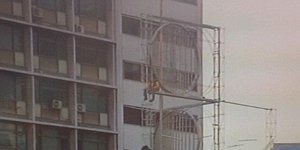 Γυναίκα απειλεί να αυτοκτονήσει στην Ομόνοια [εικόνα]