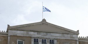 Μεσίστιες οι σημαίες στη Βουλή σε ένδειξη πένθους για το θάνατο του Κωστή Στεφανόπουλου 01