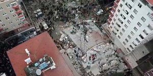 Διασώστες συνεχίζουν να ψάχνουν στα συντρίμμια (Φωτο: AΡ)