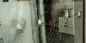 Επίθεση στο κτίριο της Εθνικής Ασφαλιστικής στη Λ.Συγγρού (Φωτο: Eurokinissi)