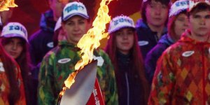 Λαμπαδηδρόμος... φλαμπέ -Επιασε φωτιά το χέρι του την ώρα που μετέφερε τη δάδα [