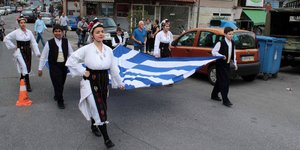  Τη σημαία μετέφεραν χορευτές του Λυκείου Ελληνίδων Καβάλας