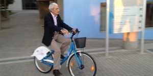 O Mπουτάρης άρχισε τις ορθοπεταλιές – Ο δήμαρχος πήρε το ποδήλατο και το έριξε τ