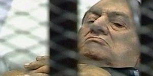Αποφυλακίστηκε ο Μουμπάρακ – Μεταφέρθηκε με ελικόπτερο σε νοσοκομείο
