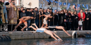 Με χιόνια και παγωμένους ανέμους θα βουτήξουν να πιάσουν το Σταυρό