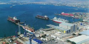 Στις φλόγες τυλίχθηκε πλοίο στα ναυπηγεία Χαλκίδας 