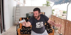 Πανικός στον ΣΚΑΙ, Καλεσμένος, έξαλλος, ούρησε πάνω στην καρέκλα του παρουσιαστή, κατά τη διάρκεια της εκπομπής