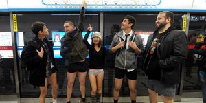 Γέμισε το μετρό γυμνά πόδια -Παγκόσμια ημέρα χωρίς παντελόνι στα μέσα μεταφοράς 