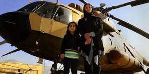 H Αφγανή πιλότος της Πολεμικής Αεροπορίας που έπαιρνε την κόρη της στις πτήσεις