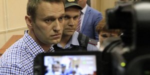 Πίσω από τα κάγκελα o Αλεξέι Ναβάλνι - Ποιος είναι ο άνθρωπος τον οποίο φοβάται