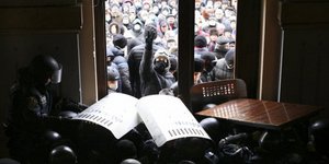 Χάος στην Ουκρανία -Διαδηλωτές επιχείρησαν να καταλάβουν υπουργείο