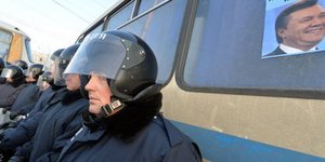 Ξύλο κατά λάθος στην Ουκρανία -Αστυνομικοί εναντίον υποστηρικτών της κυβέρνησης