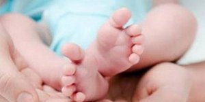 Ενα βιαστικό μωρό -Γεννήθηκε έξω από την πόρτα του μαιευτηρίου στη Μυτιλήνη [εικ