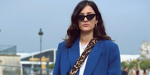 Γυναίκα ποζάρει στον φακό/Φωτογραφία Shutterstock