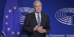 Ο Δημήτρης Αβραμόπουλος απαντά στον Σεμπάστιαν Κουρτς για το προσφυγικό (Φωτογραφία: Aris Oikonomou/SOOC)