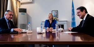 Ο Μουσταφά Ακιντζί (αριστερά) και ο πρόεδρος της Κύπρο Ν. Αναστασιάδης με την απεσταλμένη του ΟΗΕ Ελ. Σπέχαρ -AP