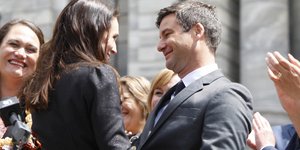 Η πρωθυπουργός της Ν. Ζηλανδίας και ο σύντροφός της (Φωτογραφία: AP/ Nick Perry)