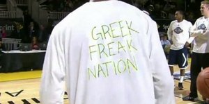 Ενα μήνυμα στη μπλούζα του Αντετοκούνμπο προκάλεσε ρατσιστικό παραλήρημα -Το Gre