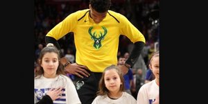 Ο Γιάννης Αντετοκούνμπο με τα μικρά παιδιά