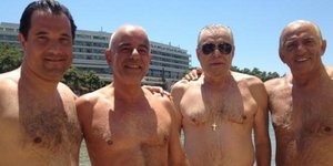 Ο Άδωνις και η παρέα του ποζάρουν σε παραλία της Αττικής [εικόνα]