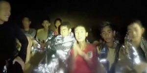 O Aντούλ Σαμ απευθύνει έναν παραδοσιακό ταϊλανδέζικο χαιρετισμό (Φωτογραφία: ΑΡ) 