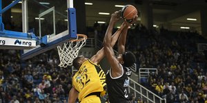 Εντυπωσιακή φάση από το σημερινό ντέρμπι / Φωτογραφία: Eurokinissi