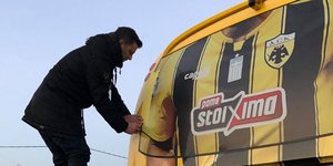 Εριξαν πέτρα στο πούλμαν της ΑΕΚ στον Βόλο [εικόνες]