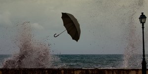 Ενα βήμα πίσω το καλοκαίρι -Με ισχυρούς ανέμους και μπόρες ο σαββατιάτικος καιρό