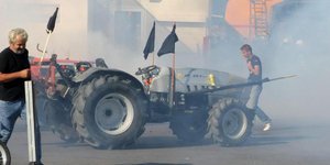 Αγρότες επιχείρησαν να εισβάλουν στην πίστα του αεροδρομίου του Ηρακλείου