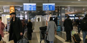 Eπιβάτες στο αεροδρόμιο/Φωτογραφία: Eurokinissi